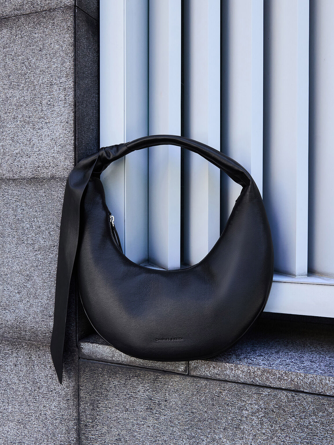 Mini Toni Knotted Crescent Hobo Bag - Noir