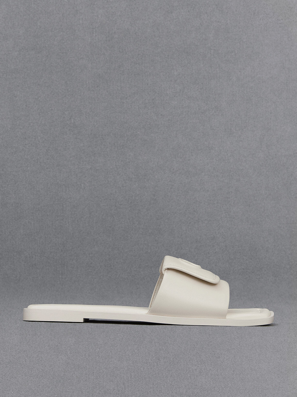 White leather sales flip flops