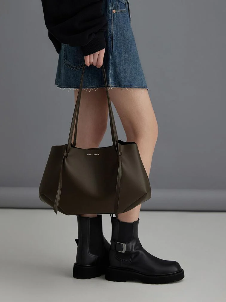 Women’s Calla tote bag, one of CHARLES & KEITH’s best-selling uni bags. 