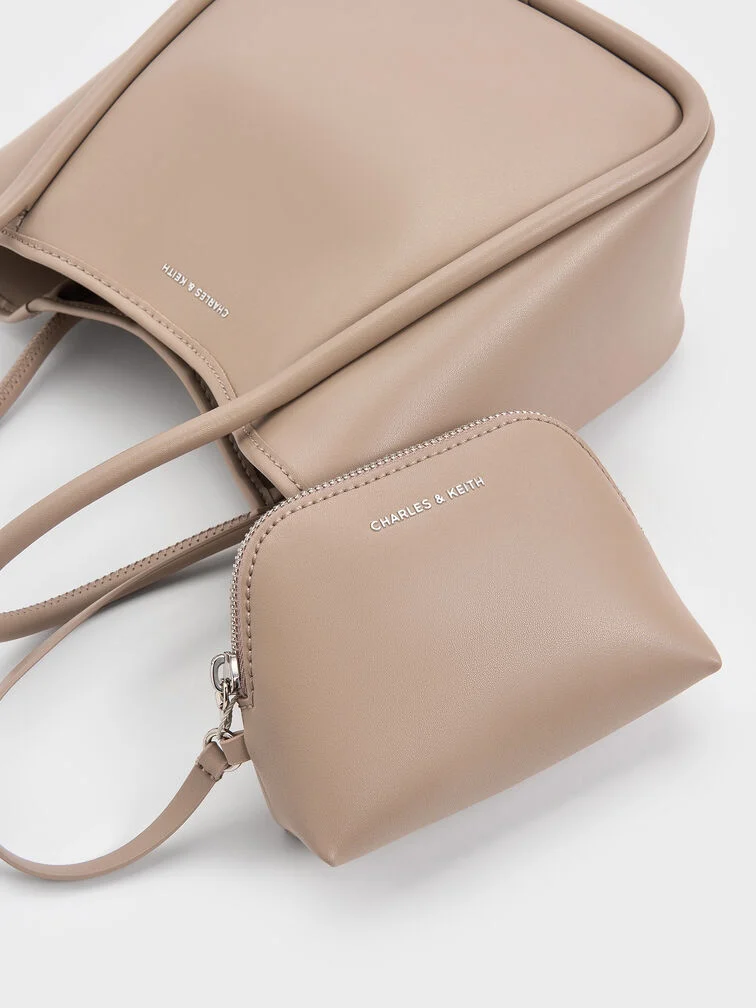 The Lyla tote comes with a detachable pouch.