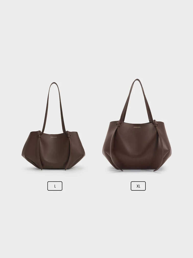  A visual comparison of the large and extra-large Calla tote bag.