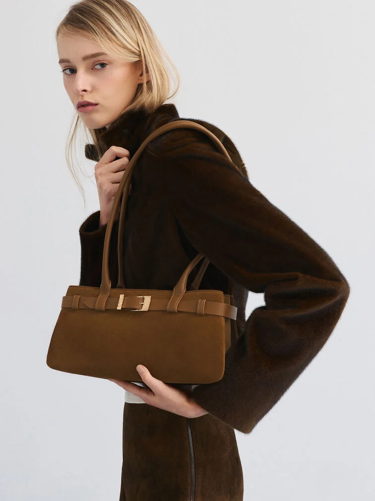 Suede brown East-West bag, a foolproof choice for the office. 