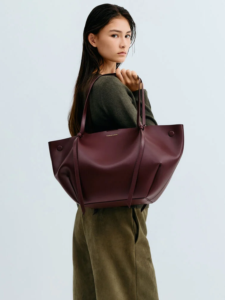 Women’s XL Calla tote bag, one of CHARLES & KEITH’s best-selling work bags. 
