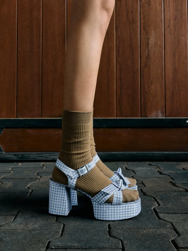 By providing both extreme height and relative comfort, platform heels are popular shoes for bold looks and nights out. 